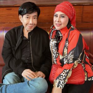 Elvy Sukaesih Instagram - Bersama mas Guruh Soekarno Putra, kita tunggu di @synchronizefest 3 4 5 Oktober 2025 🥰💃