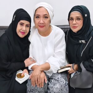 Elvy Sukaesih Instagram - Selamat jalan Eyang Titik Puspa @titiekpuspa_official
Insya ALLAH Husnul Khotimah ❤