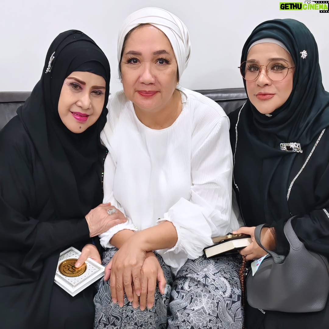 Elvy Sukaesih - 30.2K Likes - Selamat jalan Eyang Titik Puspa @titiekpuspa_official
Insya ALLAH Husnul Khotimah ❤