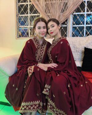 Emma Maembong Instagram - bila adik beradik ramai mmg susah nk control,itu pon separuh dah ikut suami balik kampung. kalau tak lagi huru hara š
šš¤£
our baju from @hanara.my