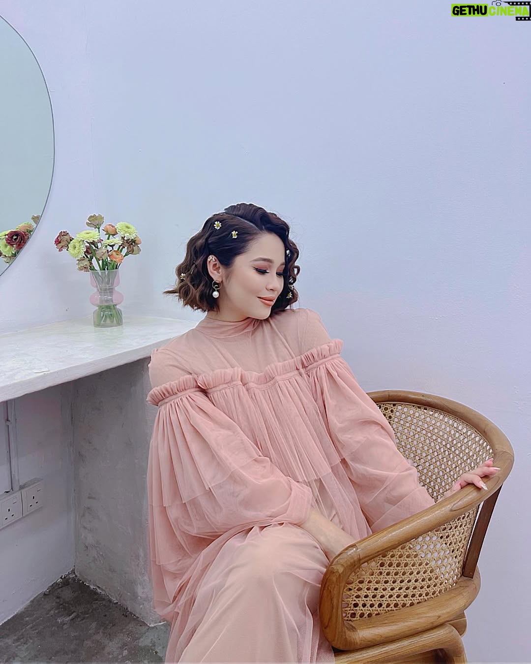 Emma Maembong - 41.6K Likes - shooting for @mawarosehq new product coming soon😍 

thank you ladyboss for having me @mawarashid 

makeup and hair by @gebrielpadan