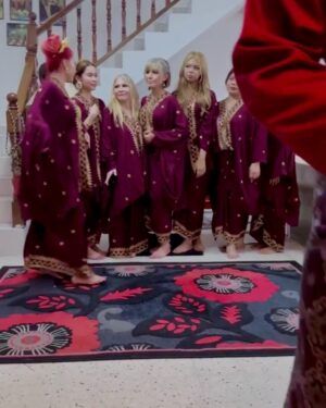 Emma Maembong Instagram - bila adik beradik ramai mmg susah nk control,itu pon separuh dah ikut suami balik kampung. kalau tak lagi huru hara 😅😂🤣

our baju from @hanara.my