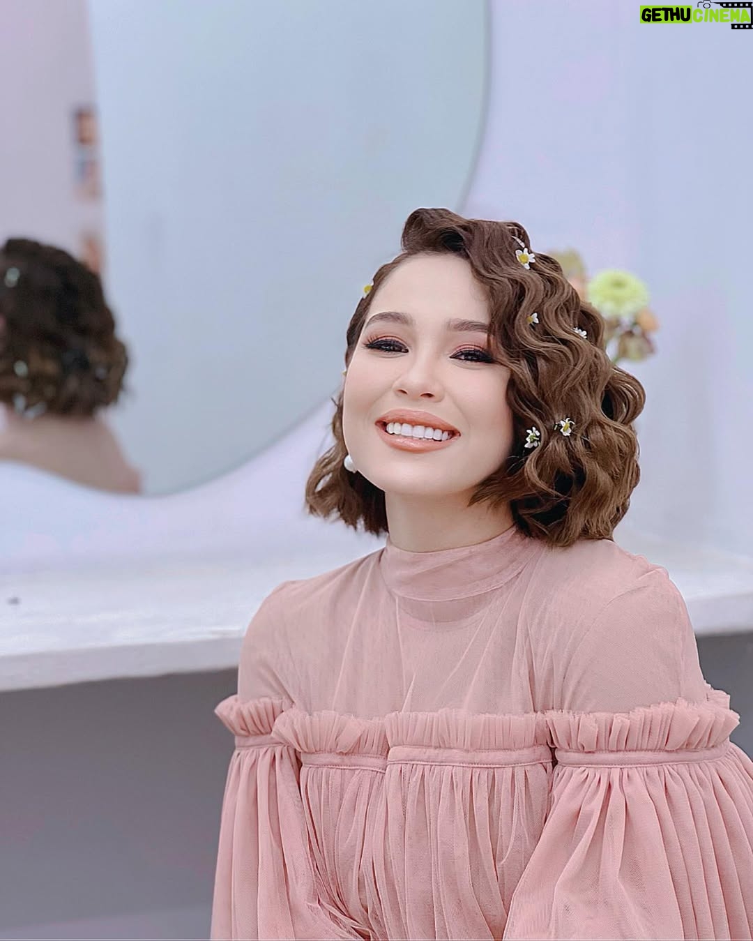 Emma Maembong - 41.6K Likes - shooting for @mawarosehq new product coming soon😍 

thank you ladyboss for having me @mawarashid 

makeup and hair by @gebrielpadan