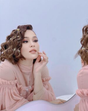 Emma Maembong Instagram - shooting for @mawarosehq new product coming soonš
thank you ladyboss for having me @mawarashid
makeup and hair by @gebrielpadan
