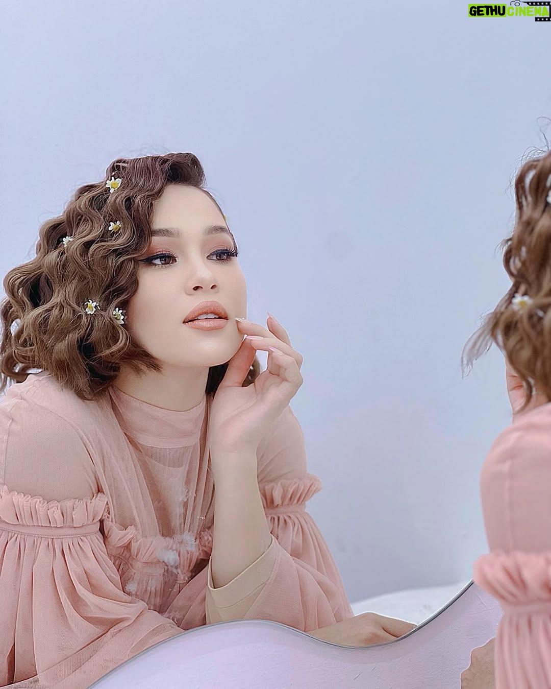 Emma Maembong - 41.6K Likes - shooting for @mawarosehq new product coming soon😍 

thank you ladyboss for having me @mawarashid 

makeup and hair by @gebrielpadan