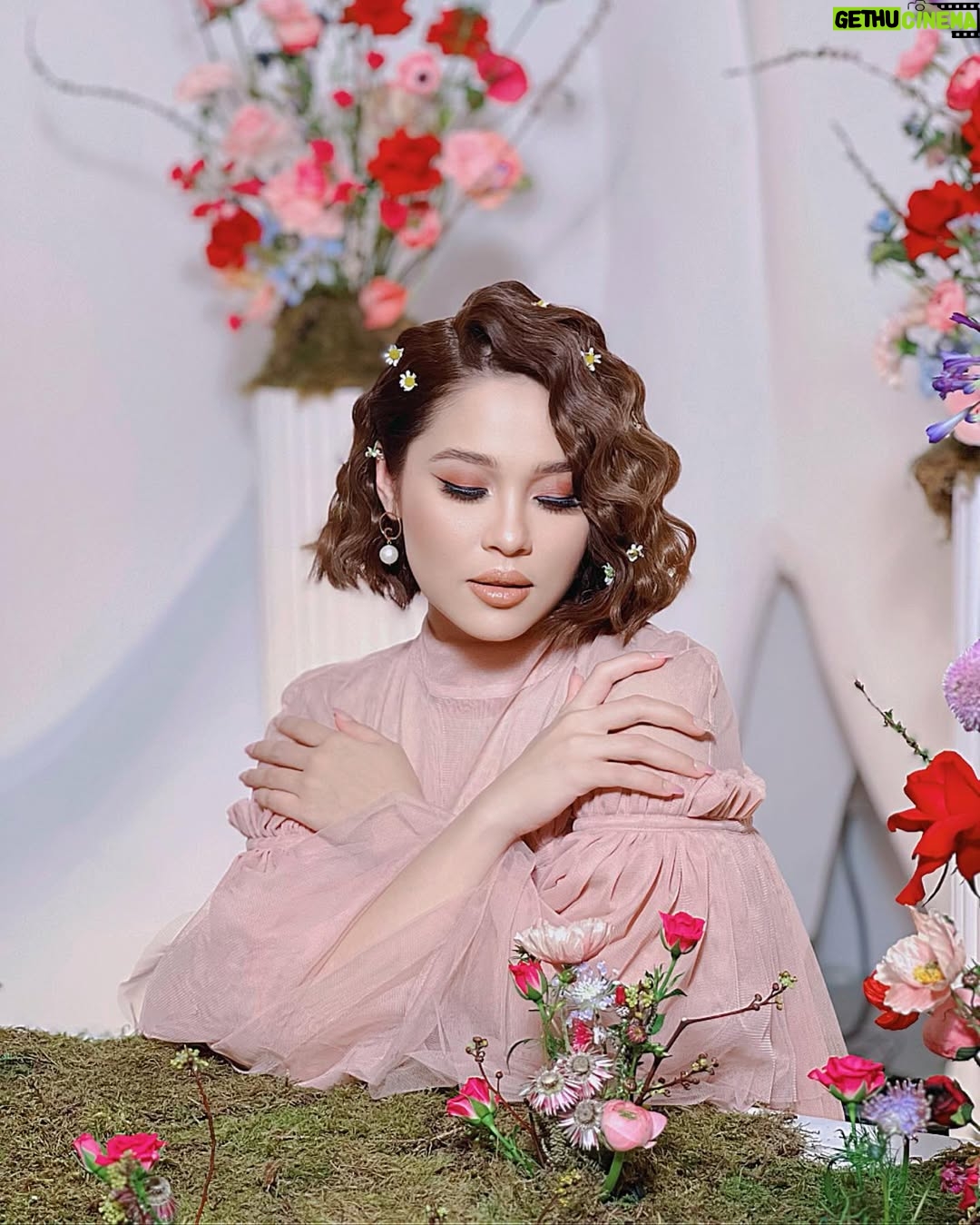 Emma Maembong - 41.6K Likes - shooting for @mawarosehq new product coming soon😍 

thank you ladyboss for having me @mawarashid 

makeup and hair by @gebrielpadan