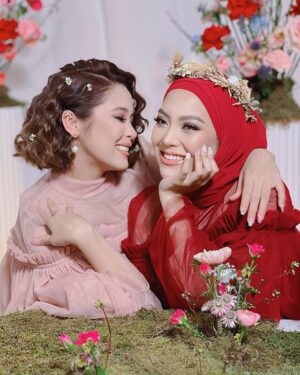 Emma Maembong Instagram - shooting for @mawarosehq new product coming soonš
thank you ladyboss for having me @mawarashid
makeup and hair by @gebrielpadan