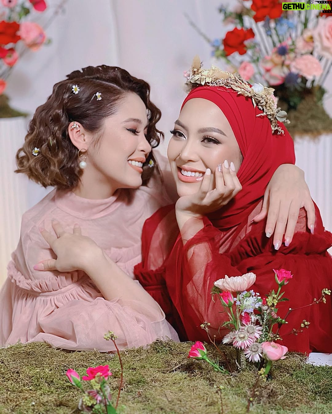 Emma Maembong - 41.6K Likes - shooting for @mawarosehq new product coming soon😍 

thank you ladyboss for having me @mawarashid 

makeup and hair by @gebrielpadan