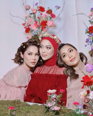 Emma Maembong Instagram - shooting for @mawarosehq new product coming soonš
thank you ladyboss for having me @mawarashid
makeup and hair by @gebrielpadan