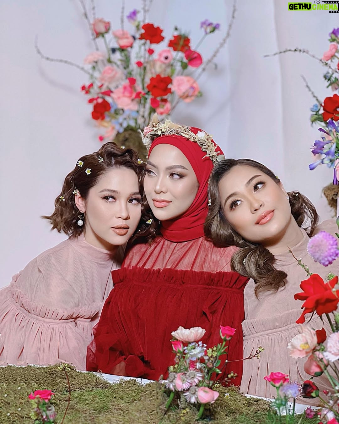 Emma Maembong - 41.6K Likes - shooting for @mawarosehq new product coming soon😍 

thank you ladyboss for having me @mawarashid 

makeup and hair by @gebrielpadan