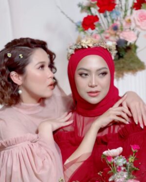 Emma Maembong Instagram - shooting for @mawarosehq new product coming soon😍 

thank you ladyboss for having me @mawarashid 

makeup and hair by @gebrielpadan