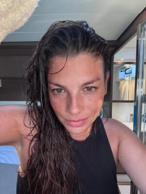 Emma Marrone Instagram - Il mare mi fa venire gli occhi verdi di mio padre.
E io sono felice ❤️