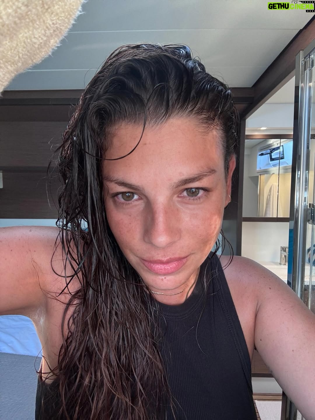 Emma Marrone - 349.7K Likes - Il mare mi fa venire gli occhi verdi di mio padre.
E io sono felice ❤️