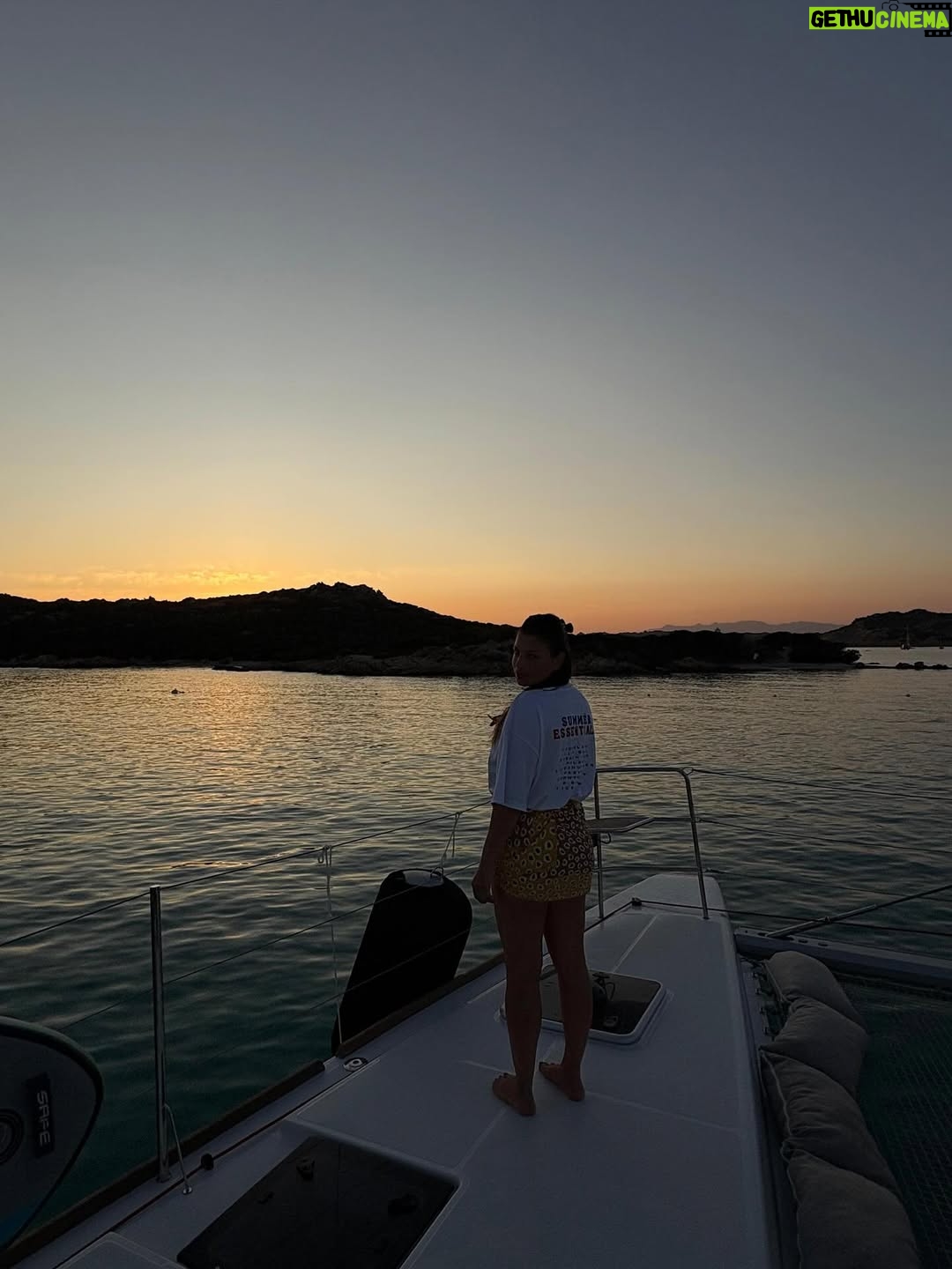 Emma Marrone - 349.7K Likes - Il mare mi fa venire gli occhi verdi di mio padre.
E io sono felice ❤️
