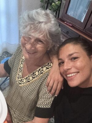 Emma Marrone Instagram - Che brutta storia quella malinconia che arriva ogni volta che vado via da te ..
E poi quella domanda..
Quando torni?
Sempre.
Io torno sempre.
A presto terra mia adorata ♥️🏡