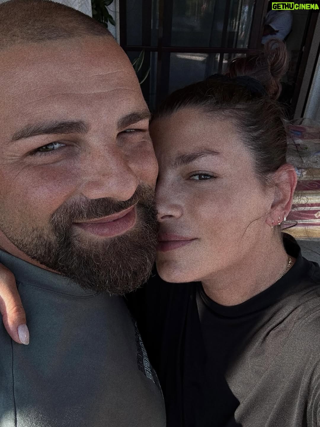 Emma Marrone - 195.3K Likes - Che brutta storia quella malinconia che arriva ogni volta che vado via da te ..
E poi quella domanda..
Quando torni?

Sempre.
Io torno sempre.
A presto terra mia adorata ♥️🏡