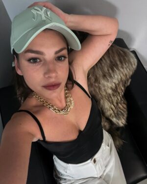 Emma Marrone Instagram - A thousand people I could be for you and you hate the fucking lot.
You hate the fucking lot.
♥️