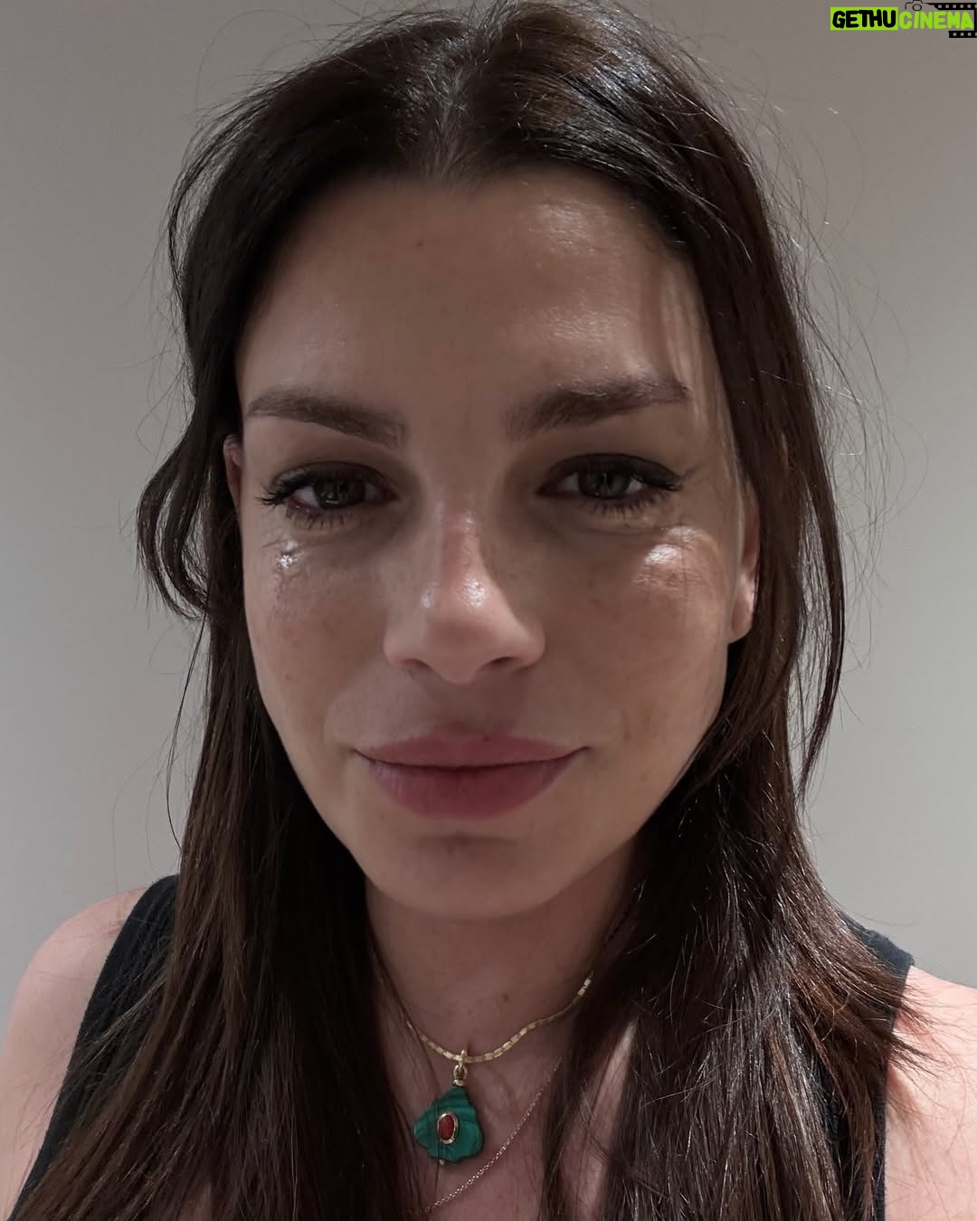Emma Marrone - 372.5K Likes - Un anno in più ..

Mi manca da morire sentirmi dire 
Buon compleanno Lupacchiotta mia ..
Dormo ancora nel lettone con mamma..
Non ho più paura del buio ..
Piango più spesso..
Ma soprattutto rido molto .. moltissimo di me.

Grazie a tutti per gli auguri e l’amore che non è mai scontato ❤️🫶🏻