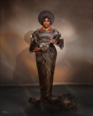 Eniola Ajao Instagram - E.N.I.O.L.A.N.I.M.I it’s Queen Florence birthday 🎊🎈🎉🥂🎂💝
Today is all about appreciation of God’s kindness to me, it was a year that came with everything, from rain to sunshine, bright days to dark ones but in all, here I am.
Owambe Thieves is my birthday gift to you all, be patient for it, it’s coming by Easter, anticipate it!
It’s @ceolumineeofficial styling
It’s @ceolumineeofficial work
Gele beautiful tied by @abydouz_gele
Makeup💄 @zinys_pro_mua
#itsqueenfkirencebirthday
#ᴄʜᴀᴘᴛᴇʀ42
#BirthdayGirl
#OwambeThievesIsComing
#AuntyEnnyIsActive