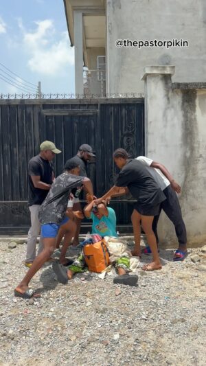 Eniola Ajao Instagram - Thief wey dey chase thief 😂😂😂😂😂
Owabe thieves is coming to the cinema starting from 18th of this month
🎥 @thedamilolabada