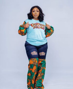 Eniola Ajao Instagram - IYAWO IGBO ❤️❤️❤️❤️❤️😃😃😃😃😃😃😃
OWAMBE with a blend of pop culture, classic vibes, fashion, suspense, comedy and undiluted drama?? We are SAT!!!! The big question is are you guys even ready at all????
.
OWAMBE THIEVES starts showing in all cinemas nationwide from April 18. Get ready for a cinematic experience like never before. Get ready for unrivaled premium entertainment 🔥
Production company @lighthousepictures.ng @filmoneng
@_anthillstudios
All outfit made by @blingsandblanks
#EniolaAjao #lighthousepictures #filmonestudios #anthillstudios#OwambeThievesIsComing #18thOfApril #AmultiCulturalFilm #Nollywood #blockbuster #AFilmForEveryone
#YourEasterHolidayIsAboutToBeLit
#fyp #foryoupage #eniolaajao #owambethieves