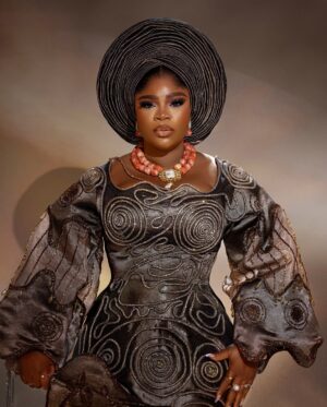 Eniola Ajao Instagram - E.N.I.O.L.A.N.I.M.I it’s Queen Florence birthday 🎊🎈🎉🥂🎂💝
Today is all about appreciation of God’s kindness to me, it was a year that came with everything, from rain to sunshine, bright days to dark ones but in all, here I am.
Owambe Thieves is my birthday gift to you all, be patient for it, it’s coming by Easter, anticipate it!
It’s @ceolumineeofficial styling
It’s @ceolumineeofficial work
Gele beautiful tied by @abydouz_gele
Makeup💄 @zinys_pro_mua
#itsqueenfkirencebirthday
#ᴄʜᴀᴘᴛᴇʀ42
#BirthdayGirl
#OwambeThievesIsComing
#AuntyEnnyIsActive
