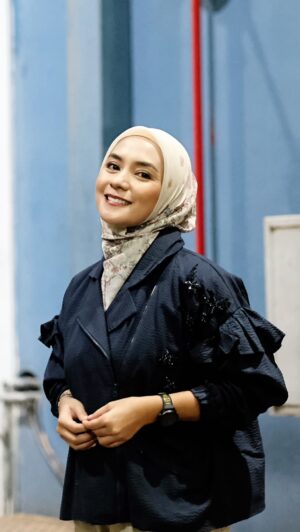 Enno Lerian Instagram - Ayo diusahain jangan pernah skip perawatan muka, soalnya aku gak dibolehin OP nih, gak dibolehinnya sama netizen hahahaha, padahal mah pengen banget 🤭🤭
Aku pengen banget nih buang lemak dibawah mata, biar ga keliatan kaya capek teruuus, gpp dong yaaa??
Tapi keputusan ini harus dikubur secepatnya, bukan karena netizen, tapi ada yang yang menakutkan didepan mata, yaitu biaya masuk SMPnya mas Abi!!
Shioccckkk banget sekolah inceran biayanya lebih mehong dari biaya OP mata 😩😩🤣🤣
Selamat hari Sabtu buibu sayang, apa kabaaar??
Minggu depan aku ada waktu kosong nih, sepertinya mau buka PO puding coklatku nih, ada yang mau gaaak??
#keluargasoesetyo #ennolerian