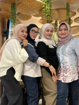 Enno Lerian Instagram - Kalau di restoran atau cafe ada segerombolan ibu-ibu heboh ngerumpi sambil ketawa-ketawa tuh rasanya sebel banget karena berisik..
Ternyata ibu-ibunya sekarang adalah gw sama temen-temen ini 🤣🤣🤣
Adulting ternyata sengenes itu ya guys, menyadari bahwa roda berputar, dulu kita sebel banget ama emak-emak, eh kemarin ngerasain disebelin orang-orang yang satu resto ama emak-emak ini 🤪
Ternyata kita sahabatan udah 30tahunan yaa, luar biasa banget, ketemu bisa 3 tahun sekali, 2 tahun sekali, tapi sekalinya ketemu selalu tumpah dengan cerita dan ketawa, sayang banget sama kalian, semoga Allah selalu jaga kalian sebagai sahabat aku terus 🥰🥰 @ginar_tunggadewi @thea_tress @farah.angkat