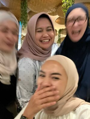 Enno Lerian Instagram - Kalau di restoran atau cafe ada segerombolan ibu-ibu heboh ngerumpi sambil ketawa-ketawa tuh rasanya sebel banget karena berisik..
Ternyata ibu-ibunya sekarang adalah gw sama temen-temen ini 🤣🤣🤣
Adulting ternyata sengenes itu ya guys, menyadari bahwa roda berputar, dulu kita sebel banget ama emak-emak, eh kemarin ngerasain disebelin orang-orang yang satu resto ama emak-emak ini 🤪
Ternyata kita sahabatan udah 30tahunan yaa, luar biasa banget, ketemu bisa 3 tahun sekali, 2 tahun sekali, tapi sekalinya ketemu selalu tumpah dengan cerita dan ketawa, sayang banget sama kalian, semoga Allah selalu jaga kalian sebagai sahabat aku terus 🥰🥰 @ginar_tunggadewi @thea_tress @farah.angkat