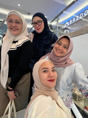 Enno Lerian Instagram - Kalau di restoran atau cafe ada segerombolan ibu-ibu heboh ngerumpi sambil ketawa-ketawa tuh rasanya sebel banget karena berisik..
Ternyata ibu-ibunya sekarang adalah gw sama temen-temen ini 🤣🤣🤣
Adulting ternyata sengenes itu ya guys, menyadari bahwa roda berputar, dulu kita sebel banget ama emak-emak, eh kemarin ngerasain disebelin orang-orang yang satu resto ama emak-emak ini 🤪
Ternyata kita sahabatan udah 30tahunan yaa, luar biasa banget, ketemu bisa 3 tahun sekali, 2 tahun sekali, tapi sekalinya ketemu selalu tumpah dengan cerita dan ketawa, sayang banget sama kalian, semoga Allah selalu jaga kalian sebagai sahabat aku terus 🥰🥰 @ginar_tunggadewi @thea_tress @farah.angkat