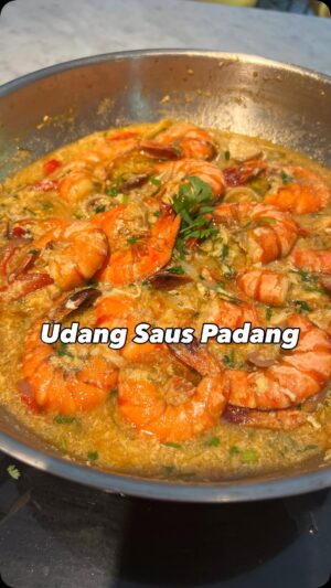 Enno Lerian Instagram - Udang Saus Padang ( Versi aku )
Ini saus padang kesukaan aku, aku ga suka yg bumbunya diblender doang, aku lebih suka bumbu-bumbunya diiris jadi penuh isinya, kalau udangnya abis masih bisa makan nasi pakai sisa sausnya dan remesan bumbu yang diiris 😜😜
Mohon maaf gak ada takaran ya bunda bundi, sister, besti, karena beneran gak naker euy pas kemarin masak, capcus laah aku tulisin aja, takaran suka suka 😂😂..
Bumbu iris :
Bawang bombay ( disini aku pakai bawang merah karena stok bawang bombayku tinggal dikit dan bisa diganti bawang merah, tp beneran enakan bawang bombay aja )
Bawang putih
Sereh bagian putihnya aja
Jahe ini dikeprek jangan diiris
Daun jeruk ( buang batangnya ya )
Persaosan :
Saus tiram, saus sambel, kecap asin..
Karena udh lumayan asin itu dr saosan, cukup tambah penyedap atau kaldu bubuk, lalu merica dan sedikit gula kalau mau.. oh iya tambah saos tomat juga kalau ga ada bisa tomat seger dipotong2..
Eh iya tambah air juga deng, udang yang seger yaa..
Terakhir tambah kocokan telur dan daun ketumbar yg dicincang halus..
Kalau kurang pedes tambahin saos sambel yg banyak, dulu sih fav aku itu pakai saos sambel javara, sekarang ga ada..
Dah, sajikan deh 😋😋😋
#keluargasoesetyo #ennolerian