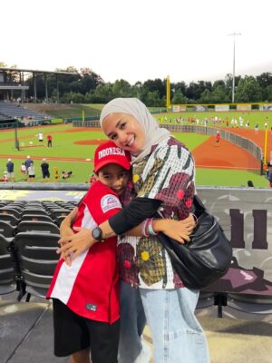 Enno Lerian Instagram - Makasih ya nak, sudah ngajakin bunda kesini nemenin adek Aga main baseball, bunda sama ayah siap nemenin adek keliling dunia buat main baseball terus pokoknya ( aamiinn 🙏🏼🙏🏼 )
Hari ini opening ceremony untuk Pony Pinto World Series sudah dimulai, ada 32 tim yang akan bertanding mulai besok, belum pernah sama sekali ngerasain ada di lapangan baseball dengan penonton sebanyak ini, merinding dan terharu banget rasanya 🥰🥰 #keluargasoesetyo #ennolerian