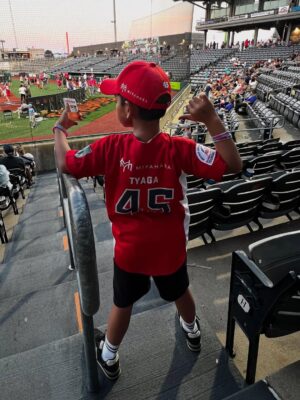 Enno Lerian Instagram - Makasih ya nak, sudah ngajakin bunda kesini nemenin adek Aga main baseball, bunda sama ayah siap nemenin adek keliling dunia buat main baseball terus pokoknya ( aamiinn 🙏🏼🙏🏼 )
Hari ini opening ceremony untuk Pony Pinto World Series sudah dimulai, ada 32 tim yang akan bertanding mulai besok, belum pernah sama sekali ngerasain ada di lapangan baseball dengan penonton sebanyak ini, merinding dan terharu banget rasanya 🥰🥰 #keluargasoesetyo #ennolerian