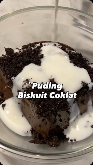 Enno Lerian Instagram - Kalau harus jualan, sepertinya puding ini yg akan aku jual, karena udah terlalu sering bikinnya
Mumpung long weekend kembali buat puding coklat kesukaan anak-anak, biar anteng deh..
Dulu biskuitnya aku pakai merk oreo, sekarang sudah gak lagi, nah kalau ini ku jual ( kalau yaaa ) enaknya nama pudingnya apa ya buibu ???
Puding biskuit coklat?? Puding oreo ?? (Tapi ga pake oreo ) atau puding coklat aja gitu?? 🤔🤔
Btw resep udah pernah kushare yaa, tinggal scroll aja di bagian reels 😘😘 #keluargasoesetyo #ennolerian