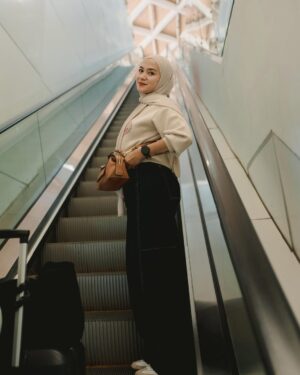 Enno Lerian Instagram - Udah lama banget kayaknya gak ngerasain sesibuk ini, yang biasanya sibuk di dapur, anter jemput anak, lalu beberapa hari terakhir ini rasanya seperti berbeda..
Rasanya tuh kaya ada yang menggelitik di hati karena (emang siapa gw) sampai harus ikutan dapet pengawalan bak superstar di 3 hari kemarin 🤭
Alhamdulillah 3 hari yang sibuk untuk datang ke 4 kota sudah selesai, akutu ngerasa beruntung bisa terlibat kemarin, karena jadi punya kesempatan untuk ngedengerin cerita dari beberapa teman disana yang berbagi kepedihan, berbagi cerita tapi juga berbagi kekuatan, terlalu haru terlalu penuh kehangatan yang bikin aku nangis melulu selama roadshow berjalan.
Tapi beneran deh, kalau aku bisa gambarin perasaanku, aku tuh ngerasanya kaya Allah punya mau lewat film ini, hatiku kesentuh berkali-kali yang bikin aku nangis terus, banyak air mata yang tumpah berkali kali, tumpah karena sadar kalau Allah memberikan kesempatan di waktu yang paling tepat buat aku, dan ini semakin membuat aku malu karena beberapa kali aku meragukan ketetapan waktuNya
Dan seperti sengaja banget milihin cerita ini buat aku, karena banyak hal tersirat dari film ini yang Allah mau kasih tau ke aku, pokoknya jadi bikin aku semakin ngehargai waktu yang aku punya dengan orang-orang tercinta dan mau jaga komunikasi dengan mereka dengan baik, apalagi sama Mama Papa yang sekarang jauh tinggal di Blitar..
Dah pokoknya buibu wajib nonton yaa, soalnya kan ada aku 🤪🤪
📸📸 @imanbrain @soqiiin ( makasih guys fotonya ciamik 🥰🥰 )
#keluargasoesetyo #ennolerian #HanyaNamamuDalamDoaku #HNDD #MencintaimuDalamDoa