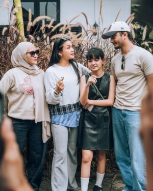 Enno Lerian Instagram - Udah lama banget kayaknya gak ngerasain sesibuk ini, yang biasanya sibuk di dapur, anter jemput anak, lalu beberapa hari terakhir ini rasanya seperti berbeda..
Rasanya tuh kaya ada yang menggelitik di hati karena (emang siapa gw) sampai harus ikutan dapet pengawalan bak superstar di 3 hari kemarin 🤭
Alhamdulillah 3 hari yang sibuk untuk datang ke 4 kota sudah selesai, akutu ngerasa beruntung bisa terlibat kemarin, karena jadi punya kesempatan untuk ngedengerin cerita dari beberapa teman disana yang berbagi kepedihan, berbagi cerita tapi juga berbagi kekuatan, terlalu haru terlalu penuh kehangatan yang bikin aku nangis melulu selama roadshow berjalan.
Tapi beneran deh, kalau aku bisa gambarin perasaanku, aku tuh ngerasanya kaya Allah punya mau lewat film ini, hatiku kesentuh berkali-kali yang bikin aku nangis terus, banyak air mata yang tumpah berkali kali, tumpah karena sadar kalau Allah memberikan kesempatan di waktu yang paling tepat buat aku, dan ini semakin membuat aku malu karena beberapa kali aku meragukan ketetapan waktuNya
Dan seperti sengaja banget milihin cerita ini buat aku, karena banyak hal tersirat dari film ini yang Allah mau kasih tau ke aku, pokoknya jadi bikin aku semakin ngehargai waktu yang aku punya dengan orang-orang tercinta dan mau jaga komunikasi dengan mereka dengan baik, apalagi sama Mama Papa yang sekarang jauh tinggal di Blitar..
Dah pokoknya buibu wajib nonton yaa, soalnya kan ada aku 🤪🤪
📸📸 @imanbrain @soqiiin ( makasih guys fotonya ciamik 🥰🥰 )
#keluargasoesetyo #ennolerian #HanyaNamamuDalamDoaku #HNDD #MencintaimuDalamDoa