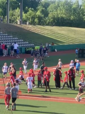 Enno Lerian Instagram - Makasih ya nak, sudah ngajakin bunda kesini nemenin adek Aga main baseball, bunda sama ayah siap nemenin adek keliling dunia buat main baseball terus pokoknya ( aamiinn 🙏🏼🙏🏼 )
Hari ini opening ceremony untuk Pony Pinto World Series sudah dimulai, ada 32 tim yang akan bertanding mulai besok, belum pernah sama sekali ngerasain ada di lapangan baseball dengan penonton sebanyak ini, merinding dan terharu banget rasanya 🥰🥰 #keluargasoesetyo #ennolerian