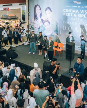 Enno Lerian Instagram - Udah lama banget kayaknya gak ngerasain sesibuk ini, yang biasanya sibuk di dapur, anter jemput anak, lalu beberapa hari terakhir ini rasanya seperti berbeda..
Rasanya tuh kaya ada yang menggelitik di hati karena (emang siapa gw) sampai harus ikutan dapet pengawalan bak superstar di 3 hari kemarin 🤭
Alhamdulillah 3 hari yang sibuk untuk datang ke 4 kota sudah selesai, akutu ngerasa beruntung bisa terlibat kemarin, karena jadi punya kesempatan untuk ngedengerin cerita dari beberapa teman disana yang berbagi kepedihan, berbagi cerita tapi juga berbagi kekuatan, terlalu haru terlalu penuh kehangatan yang bikin aku nangis melulu selama roadshow berjalan.
Tapi beneran deh, kalau aku bisa gambarin perasaanku, aku tuh ngerasanya kaya Allah punya mau lewat film ini, hatiku kesentuh berkali-kali yang bikin aku nangis terus, banyak air mata yang tumpah berkali kali, tumpah karena sadar kalau Allah memberikan kesempatan di waktu yang paling tepat buat aku, dan ini semakin membuat aku malu karena beberapa kali aku meragukan ketetapan waktuNya
Dan seperti sengaja banget milihin cerita ini buat aku, karena banyak hal tersirat dari film ini yang Allah mau kasih tau ke aku, pokoknya jadi bikin aku semakin ngehargai waktu yang aku punya dengan orang-orang tercinta dan mau jaga komunikasi dengan mereka dengan baik, apalagi sama Mama Papa yang sekarang jauh tinggal di Blitar..
Dah pokoknya buibu wajib nonton yaa, soalnya kan ada aku 🤪🤪
📸📸 @imanbrain @soqiiin ( makasih guys fotonya ciamik 🥰🥰 )
#keluargasoesetyo #ennolerian #HanyaNamamuDalamDoaku #HNDD #MencintaimuDalamDoa
