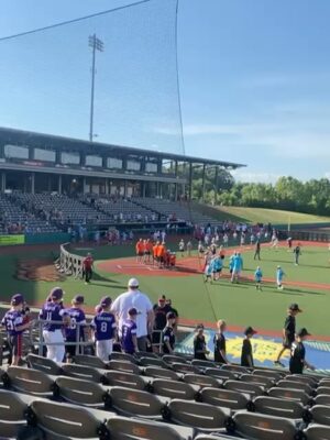 Enno Lerian Instagram - Makasih ya nak, sudah ngajakin bunda kesini nemenin adek Aga main baseball, bunda sama ayah siap nemenin adek keliling dunia buat main baseball terus pokoknya ( aamiinn 🙏🏼🙏🏼 )
Hari ini opening ceremony untuk Pony Pinto World Series sudah dimulai, ada 32 tim yang akan bertanding mulai besok, belum pernah sama sekali ngerasain ada di lapangan baseball dengan penonton sebanyak ini, merinding dan terharu banget rasanya 🥰🥰 #keluargasoesetyo #ennolerian