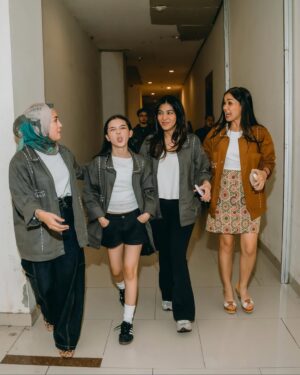Enno Lerian Instagram - Udah lama banget kayaknya gak ngerasain sesibuk ini, yang biasanya sibuk di dapur, anter jemput anak, lalu beberapa hari terakhir ini rasanya seperti berbeda..
Rasanya tuh kaya ada yang menggelitik di hati karena (emang siapa gw) sampai harus ikutan dapet pengawalan bak superstar di 3 hari kemarin 🤭
Alhamdulillah 3 hari yang sibuk untuk datang ke 4 kota sudah selesai, akutu ngerasa beruntung bisa terlibat kemarin, karena jadi punya kesempatan untuk ngedengerin cerita dari beberapa teman disana yang berbagi kepedihan, berbagi cerita tapi juga berbagi kekuatan, terlalu haru terlalu penuh kehangatan yang bikin aku nangis melulu selama roadshow berjalan.
Tapi beneran deh, kalau aku bisa gambarin perasaanku, aku tuh ngerasanya kaya Allah punya mau lewat film ini, hatiku kesentuh berkali-kali yang bikin aku nangis terus, banyak air mata yang tumpah berkali kali, tumpah karena sadar kalau Allah memberikan kesempatan di waktu yang paling tepat buat aku, dan ini semakin membuat aku malu karena beberapa kali aku meragukan ketetapan waktuNya
Dan seperti sengaja banget milihin cerita ini buat aku, karena banyak hal tersirat dari film ini yang Allah mau kasih tau ke aku, pokoknya jadi bikin aku semakin ngehargai waktu yang aku punya dengan orang-orang tercinta dan mau jaga komunikasi dengan mereka dengan baik, apalagi sama Mama Papa yang sekarang jauh tinggal di Blitar..
Dah pokoknya buibu wajib nonton yaa, soalnya kan ada aku 🤪🤪
📸📸 @imanbrain @soqiiin ( makasih guys fotonya ciamik 🥰🥰 )
#keluargasoesetyo #ennolerian #HanyaNamamuDalamDoaku #HNDD #MencintaimuDalamDoa