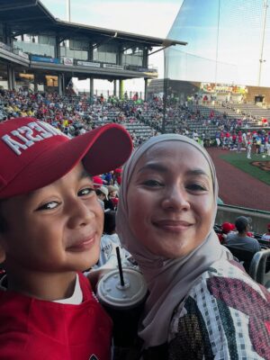 Enno Lerian Instagram - Makasih ya nak, sudah ngajakin bunda kesini nemenin adek Aga main baseball, bunda sama ayah siap nemenin adek keliling dunia buat main baseball terus pokoknya ( aamiinn 🙏🏼🙏🏼 )
Hari ini opening ceremony untuk Pony Pinto World Series sudah dimulai, ada 32 tim yang akan bertanding mulai besok, belum pernah sama sekali ngerasain ada di lapangan baseball dengan penonton sebanyak ini, merinding dan terharu banget rasanya 🥰🥰 #keluargasoesetyo #ennolerian