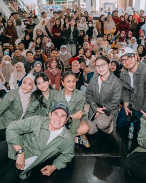 Enno Lerian Instagram - Udah lama banget kayaknya gak ngerasain sesibuk ini, yang biasanya sibuk di dapur, anter jemput anak, lalu beberapa hari terakhir ini rasanya seperti berbeda..
Rasanya tuh kaya ada yang menggelitik di hati karena (emang siapa gw) sampai harus ikutan dapet pengawalan bak superstar di 3 hari kemarin 🤭
Alhamdulillah 3 hari yang sibuk untuk datang ke 4 kota sudah selesai, akutu ngerasa beruntung bisa terlibat kemarin, karena jadi punya kesempatan untuk ngedengerin cerita dari beberapa teman disana yang berbagi kepedihan, berbagi cerita tapi juga berbagi kekuatan, terlalu haru terlalu penuh kehangatan yang bikin aku nangis melulu selama roadshow berjalan.
Tapi beneran deh, kalau aku bisa gambarin perasaanku, aku tuh ngerasanya kaya Allah punya mau lewat film ini, hatiku kesentuh berkali-kali yang bikin aku nangis terus, banyak air mata yang tumpah berkali kali, tumpah karena sadar kalau Allah memberikan kesempatan di waktu yang paling tepat buat aku, dan ini semakin membuat aku malu karena beberapa kali aku meragukan ketetapan waktuNya
Dan seperti sengaja banget milihin cerita ini buat aku, karena banyak hal tersirat dari film ini yang Allah mau kasih tau ke aku, pokoknya jadi bikin aku semakin ngehargai waktu yang aku punya dengan orang-orang tercinta dan mau jaga komunikasi dengan mereka dengan baik, apalagi sama Mama Papa yang sekarang jauh tinggal di Blitar..
Dah pokoknya buibu wajib nonton yaa, soalnya kan ada aku 🤪🤪
📸📸 @imanbrain @soqiiin ( makasih guys fotonya ciamik 🥰🥰 )
#keluargasoesetyo #ennolerian #HanyaNamamuDalamDoaku #HNDD #MencintaimuDalamDoa
