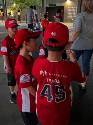 Enno Lerian Instagram - Makasih ya nak, sudah ngajakin bunda kesini nemenin adek Aga main baseball, bunda sama ayah siap nemenin adek keliling dunia buat main baseball terus pokoknya ( aamiinn 🙏🏼🙏🏼 )
Hari ini opening ceremony untuk Pony Pinto World Series sudah dimulai, ada 32 tim yang akan bertanding mulai besok, belum pernah sama sekali ngerasain ada di lapangan baseball dengan penonton sebanyak ini, merinding dan terharu banget rasanya 🥰🥰 #keluargasoesetyo #ennolerian