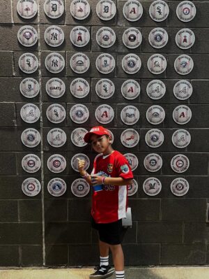 Enno Lerian Instagram - Makasih ya nak, sudah ngajakin bunda kesini nemenin adek Aga main baseball, bunda sama ayah siap nemenin adek keliling dunia buat main baseball terus pokoknya ( aamiinn 🙏🏼🙏🏼 )
Hari ini opening ceremony untuk Pony Pinto World Series sudah dimulai, ada 32 tim yang akan bertanding mulai besok, belum pernah sama sekali ngerasain ada di lapangan baseball dengan penonton sebanyak ini, merinding dan terharu banget rasanya 🥰🥰 #keluargasoesetyo #ennolerian