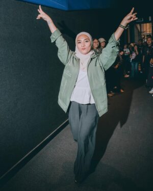 Enno Lerian Instagram - Udah lama banget kayaknya gak ngerasain sesibuk ini, yang biasanya sibuk di dapur, anter jemput anak, lalu beberapa hari terakhir ini rasanya seperti berbeda..
Rasanya tuh kaya ada yang menggelitik di hati karena (emang siapa gw) sampai harus ikutan dapet pengawalan bak superstar di 3 hari kemarin 🤭
Alhamdulillah 3 hari yang sibuk untuk datang ke 4 kota sudah selesai, akutu ngerasa beruntung bisa terlibat kemarin, karena jadi punya kesempatan untuk ngedengerin cerita dari beberapa teman disana yang berbagi kepedihan, berbagi cerita tapi juga berbagi kekuatan, terlalu haru terlalu penuh kehangatan yang bikin aku nangis melulu selama roadshow berjalan.
Tapi beneran deh, kalau aku bisa gambarin perasaanku, aku tuh ngerasanya kaya Allah punya mau lewat film ini, hatiku kesentuh berkali-kali yang bikin aku nangis terus, banyak air mata yang tumpah berkali kali, tumpah karena sadar kalau Allah memberikan kesempatan di waktu yang paling tepat buat aku, dan ini semakin membuat aku malu karena beberapa kali aku meragukan ketetapan waktuNya
Dan seperti sengaja banget milihin cerita ini buat aku, karena banyak hal tersirat dari film ini yang Allah mau kasih tau ke aku, pokoknya jadi bikin aku semakin ngehargai waktu yang aku punya dengan orang-orang tercinta dan mau jaga komunikasi dengan mereka dengan baik, apalagi sama Mama Papa yang sekarang jauh tinggal di Blitar..
Dah pokoknya buibu wajib nonton yaa, soalnya kan ada aku 🤪🤪
📸📸 @imanbrain @soqiiin ( makasih guys fotonya ciamik 🥰🥰 )
#keluargasoesetyo #ennolerian #HanyaNamamuDalamDoaku #HNDD #MencintaimuDalamDoa
