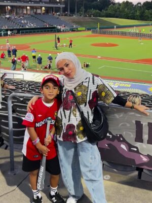 Enno Lerian Instagram - Makasih ya nak, sudah ngajakin bunda kesini nemenin adek Aga main baseball, bunda sama ayah siap nemenin adek keliling dunia buat main baseball terus pokoknya ( aamiinn 🙏🏼🙏🏼 )
Hari ini opening ceremony untuk Pony Pinto World Series sudah dimulai, ada 32 tim yang akan bertanding mulai besok, belum pernah sama sekali ngerasain ada di lapangan baseball dengan penonton sebanyak ini, merinding dan terharu banget rasanya 🥰🥰 #keluargasoesetyo #ennolerian