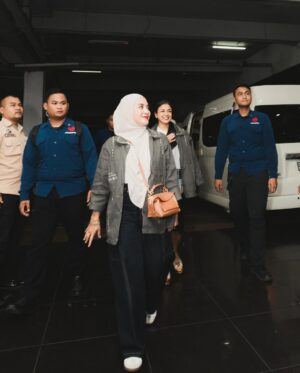 Enno Lerian Instagram - Udah lama banget kayaknya gak ngerasain sesibuk ini, yang biasanya sibuk di dapur, anter jemput anak, lalu beberapa hari terakhir ini rasanya seperti berbeda..
Rasanya tuh kaya ada yang menggelitik di hati karena (emang siapa gw) sampai harus ikutan dapet pengawalan bak superstar di 3 hari kemarin 🤭
Alhamdulillah 3 hari yang sibuk untuk datang ke 4 kota sudah selesai, akutu ngerasa beruntung bisa terlibat kemarin, karena jadi punya kesempatan untuk ngedengerin cerita dari beberapa teman disana yang berbagi kepedihan, berbagi cerita tapi juga berbagi kekuatan, terlalu haru terlalu penuh kehangatan yang bikin aku nangis melulu selama roadshow berjalan.
Tapi beneran deh, kalau aku bisa gambarin perasaanku, aku tuh ngerasanya kaya Allah punya mau lewat film ini, hatiku kesentuh berkali-kali yang bikin aku nangis terus, banyak air mata yang tumpah berkali kali, tumpah karena sadar kalau Allah memberikan kesempatan di waktu yang paling tepat buat aku, dan ini semakin membuat aku malu karena beberapa kali aku meragukan ketetapan waktuNya
Dan seperti sengaja banget milihin cerita ini buat aku, karena banyak hal tersirat dari film ini yang Allah mau kasih tau ke aku, pokoknya jadi bikin aku semakin ngehargai waktu yang aku punya dengan orang-orang tercinta dan mau jaga komunikasi dengan mereka dengan baik, apalagi sama Mama Papa yang sekarang jauh tinggal di Blitar..
Dah pokoknya buibu wajib nonton yaa, soalnya kan ada aku 🤪🤪
📸📸 @imanbrain @soqiiin ( makasih guys fotonya ciamik 🥰🥰 )
#keluargasoesetyo #ennolerian #HanyaNamamuDalamDoaku #HNDD #MencintaimuDalamDoa
