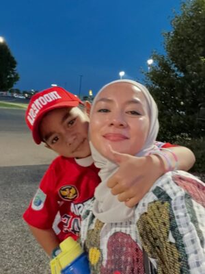 Enno Lerian Instagram - Makasih ya nak, sudah ngajakin bunda kesini nemenin adek Aga main baseball, bunda sama ayah siap nemenin adek keliling dunia buat main baseball terus pokoknya ( aamiinn 🙏🏼🙏🏼 )
Hari ini opening ceremony untuk Pony Pinto World Series sudah dimulai, ada 32 tim yang akan bertanding mulai besok, belum pernah sama sekali ngerasain ada di lapangan baseball dengan penonton sebanyak ini, merinding dan terharu banget rasanya 🥰🥰 #keluargasoesetyo #ennolerian