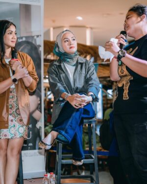 Enno Lerian Instagram - Udah lama banget kayaknya gak ngerasain sesibuk ini, yang biasanya sibuk di dapur, anter jemput anak, lalu beberapa hari terakhir ini rasanya seperti berbeda..
Rasanya tuh kaya ada yang menggelitik di hati karena (emang siapa gw) sampai harus ikutan dapet pengawalan bak superstar di 3 hari kemarin 🤭
Alhamdulillah 3 hari yang sibuk untuk datang ke 4 kota sudah selesai, akutu ngerasa beruntung bisa terlibat kemarin, karena jadi punya kesempatan untuk ngedengerin cerita dari beberapa teman disana yang berbagi kepedihan, berbagi cerita tapi juga berbagi kekuatan, terlalu haru terlalu penuh kehangatan yang bikin aku nangis melulu selama roadshow berjalan.
Tapi beneran deh, kalau aku bisa gambarin perasaanku, aku tuh ngerasanya kaya Allah punya mau lewat film ini, hatiku kesentuh berkali-kali yang bikin aku nangis terus, banyak air mata yang tumpah berkali kali, tumpah karena sadar kalau Allah memberikan kesempatan di waktu yang paling tepat buat aku, dan ini semakin membuat aku malu karena beberapa kali aku meragukan ketetapan waktuNya
Dan seperti sengaja banget milihin cerita ini buat aku, karena banyak hal tersirat dari film ini yang Allah mau kasih tau ke aku, pokoknya jadi bikin aku semakin ngehargai waktu yang aku punya dengan orang-orang tercinta dan mau jaga komunikasi dengan mereka dengan baik, apalagi sama Mama Papa yang sekarang jauh tinggal di Blitar..
Dah pokoknya buibu wajib nonton yaa, soalnya kan ada aku 🤪🤪
📸📸 @imanbrain @soqiiin ( makasih guys fotonya ciamik 🥰🥰 )
#keluargasoesetyo #ennolerian #HanyaNamamuDalamDoaku #HNDD #MencintaimuDalamDoa