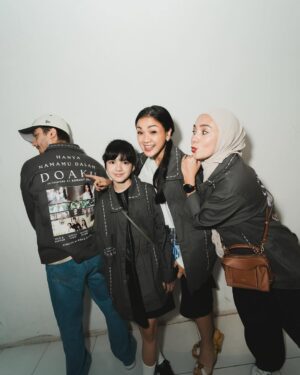 Enno Lerian Instagram - Udah lama banget kayaknya gak ngerasain sesibuk ini, yang biasanya sibuk di dapur, anter jemput anak, lalu beberapa hari terakhir ini rasanya seperti berbeda..
Rasanya tuh kaya ada yang menggelitik di hati karena (emang siapa gw) sampai harus ikutan dapet pengawalan bak superstar di 3 hari kemarin 🤭
Alhamdulillah 3 hari yang sibuk untuk datang ke 4 kota sudah selesai, akutu ngerasa beruntung bisa terlibat kemarin, karena jadi punya kesempatan untuk ngedengerin cerita dari beberapa teman disana yang berbagi kepedihan, berbagi cerita tapi juga berbagi kekuatan, terlalu haru terlalu penuh kehangatan yang bikin aku nangis melulu selama roadshow berjalan.
Tapi beneran deh, kalau aku bisa gambarin perasaanku, aku tuh ngerasanya kaya Allah punya mau lewat film ini, hatiku kesentuh berkali-kali yang bikin aku nangis terus, banyak air mata yang tumpah berkali kali, tumpah karena sadar kalau Allah memberikan kesempatan di waktu yang paling tepat buat aku, dan ini semakin membuat aku malu karena beberapa kali aku meragukan ketetapan waktuNya
Dan seperti sengaja banget milihin cerita ini buat aku, karena banyak hal tersirat dari film ini yang Allah mau kasih tau ke aku, pokoknya jadi bikin aku semakin ngehargai waktu yang aku punya dengan orang-orang tercinta dan mau jaga komunikasi dengan mereka dengan baik, apalagi sama Mama Papa yang sekarang jauh tinggal di Blitar..
Dah pokoknya buibu wajib nonton yaa, soalnya kan ada aku 🤪🤪
📸📸 @imanbrain @soqiiin ( makasih guys fotonya ciamik 🥰🥰 )
#keluargasoesetyo #ennolerian #HanyaNamamuDalamDoaku #HNDD #MencintaimuDalamDoa
